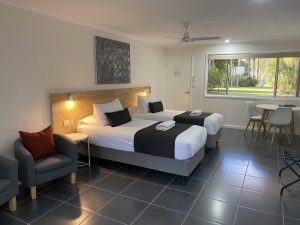 1 Queen Bed & 1 Single Bed